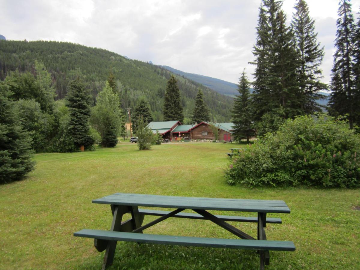 Summit River Lodge & Campsites Valemount Exterior foto