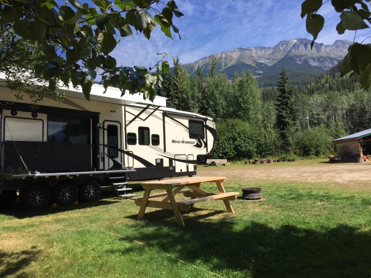 Summit River Lodge & Campsites Valemount Exterior foto