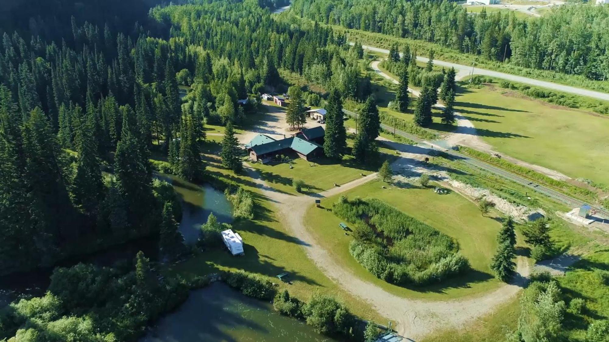 Summit River Lodge & Campsites Valemount Exterior foto