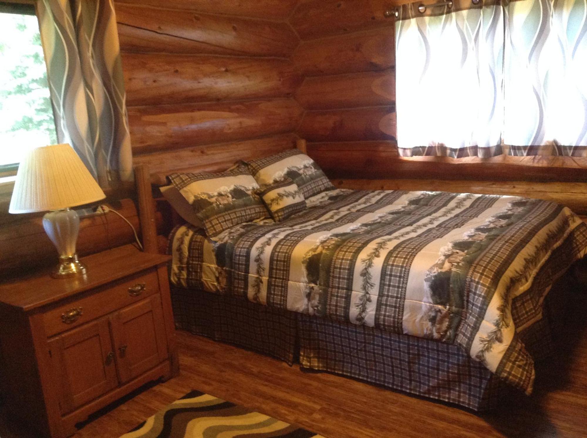Summit River Lodge & Campsites Valemount Habitación foto